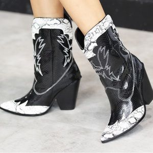 NWOTB Givana Black Contrast Snake Stitch Detail Ankle Western Boot. Size 5.5